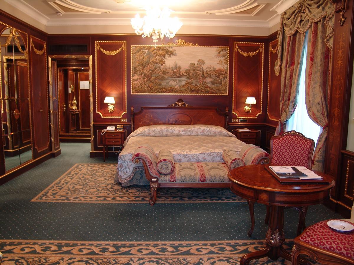 Grand Hotel Des Iles Borromees & Spa Stresa Exterior photo A suite at the Grand Hotel